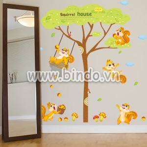 Decal dán tường Cây gia đình sóc
