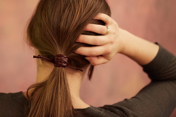 Học ngay 2 cách làm dây buộc tóc điệu đà cho các cô nàng 1