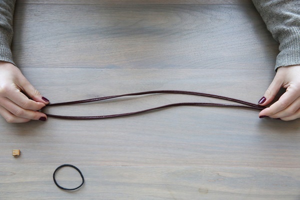 2 cách làm dây buộc tóc hình nơ bằng dây chun nhanh tại nhà 3