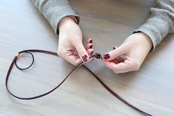2 cách làm dây buộc tóc hình nơ bằng dây chun nhanh tại nhà 8