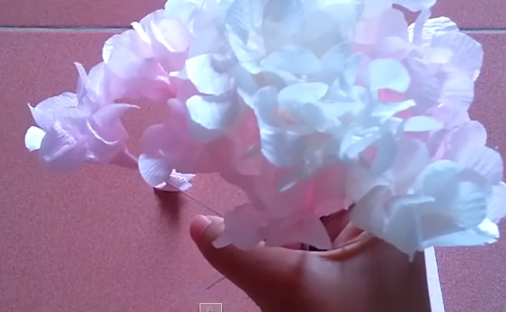 Chỉ bạn cách làm hoa cẩm tú cầu bằng giấy nhún 6