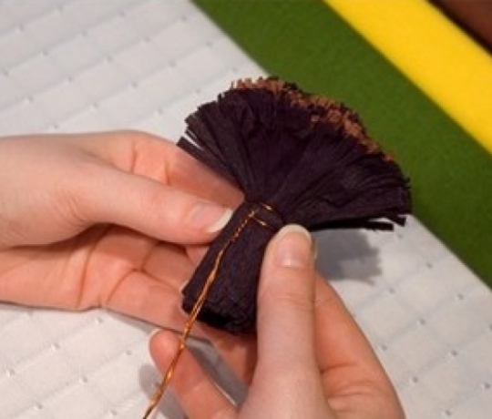 Học cách làm hoa hướng dương bằng giấy nhún đơn giản mà đẹp 2