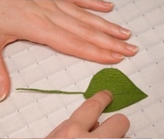 Học cách làm hoa hướng dương bằng giấy nhún đơn giản mà đẹp 6