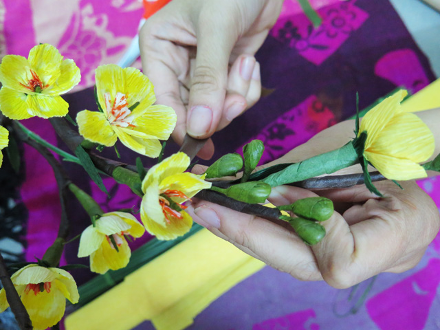 Trang trí tết với cách làm hoa mai bằng giấy đón lộc đầu năm 11