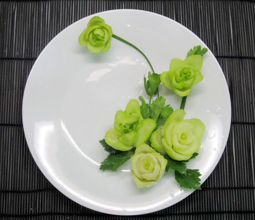 Gợi ý cách tỉa hoa từ cải thìa đẹp mắt trang trí món ăn ngày tết 7