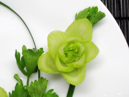 Gợi ý cách tỉa hoa từ cải thìa đẹp mắt trang trí món ăn ngày tết 8