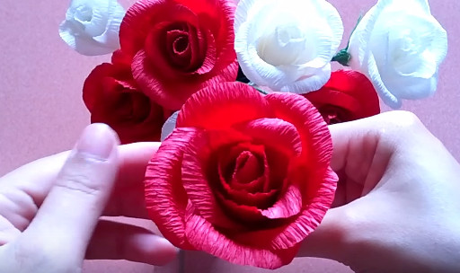 Hướng dẫn cách làm hoa hồng bằng giấy nhún cánh rời 10