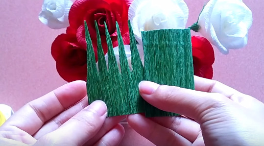 Hướng dẫn cách làm hoa hồng bằng giấy nhún cánh rời 11
