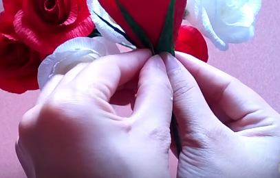 Hướng dẫn cách làm hoa hồng bằng giấy nhún cánh rời 12