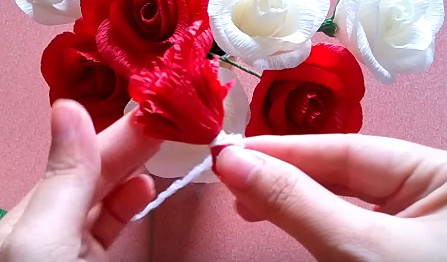 Hướng dẫn cách làm hoa hồng bằng giấy nhún cánh rời 4