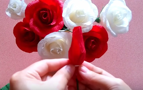 Hướng dẫn cách làm hoa hồng bằng giấy nhún cánh rời 7