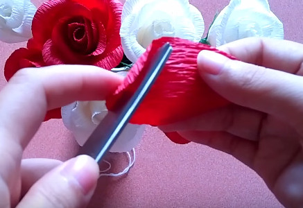 Hướng dẫn cách làm hoa hồng bằng giấy nhún cánh rời 6