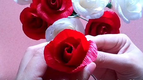 Hướng dẫn cách làm hoa hồng bằng giấy nhún cánh rời 9