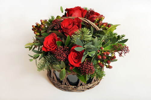 Tham khảo cách cắm hoa hồng trang trí phòng khách mùa giáng sinh 6