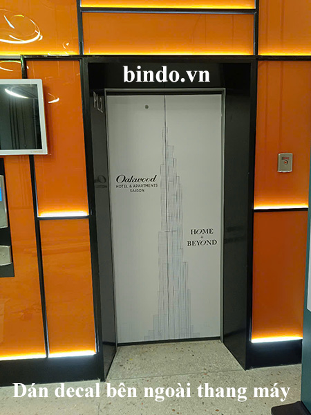 Hình ảnh thi công dán decal tháng máy 2