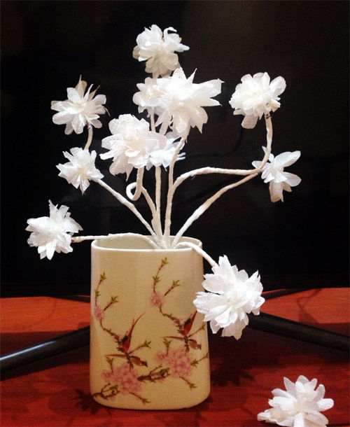 Cách làm hoa đào bằng giấy đơn giản để trang trí tết 10