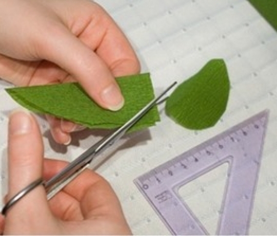 Học cách làm hoa hướng dương bằng giấy nhún đơn giản mà đẹp 5