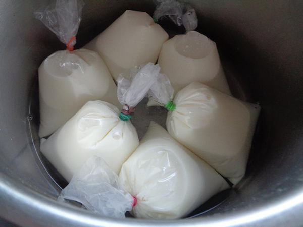 Cách làm sữa chua túi thơm ngon đơn giản tại nhà 4