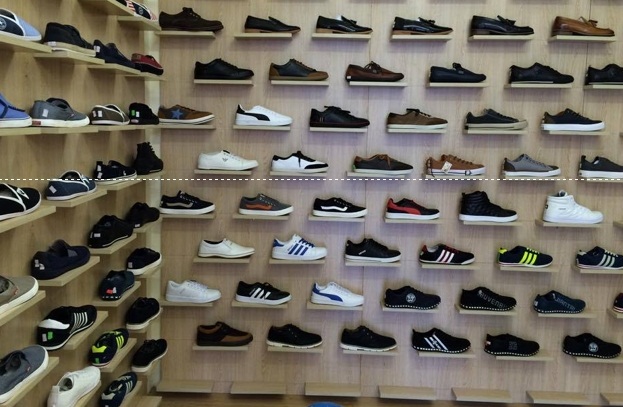 Chọn giấy dán tường giá rẻ cho shop giày dép 6