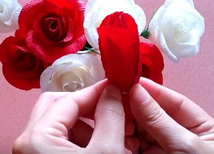 Hướng dẫn cách làm hoa hồng bằng giấy nhún cánh rời 8