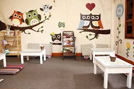 Trang trí quán cà phê bằng tranh và giấy dán tường 5