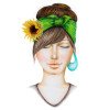 Tranh chân dung của một cô gái với chiếc khăn màu xanh lá cây và hoa hướng dương màu vàng trên tóc - 