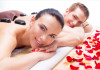 Tranh chân dung hạnh phúc của cặp đôi đang thư giãn trong tiệm spa với những viên đá nóng trên người. - 
