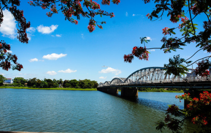 Tranh Cầu tràng tiền ở Huế