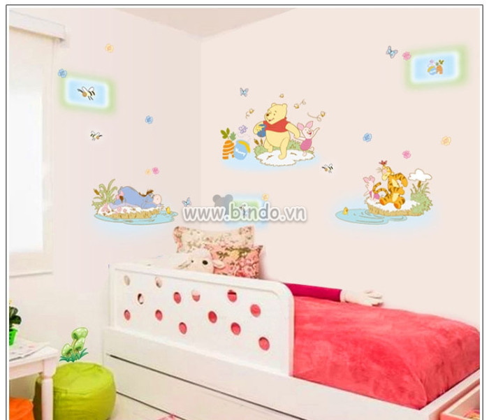 Decal dán tường Gấu Pooh chơi biển