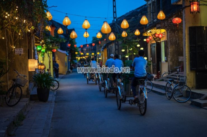 Tranh cảng đêm đường phố bận rộn ở Hội An, Việt Nam.