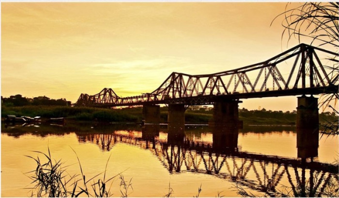 Tranh dán tường Hà Nội xưa bình minh bên cầu Long Biên