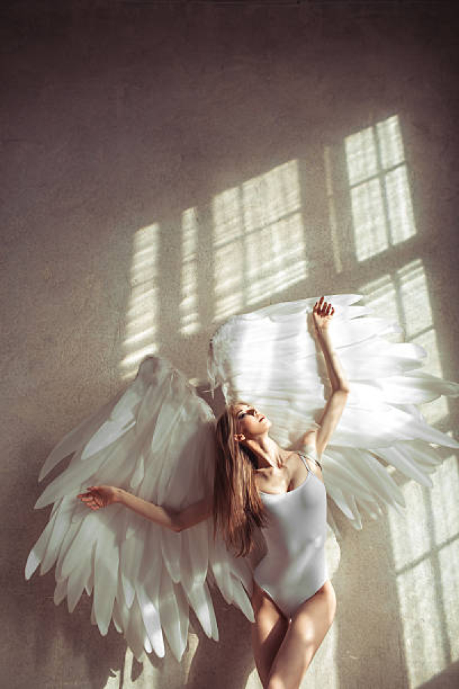 Tranh nữ thần và đôi cánh thiên thần dán tường