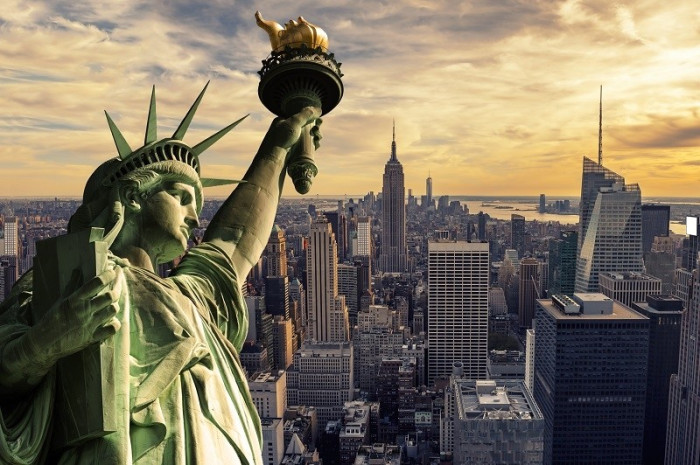 Tranh Tượng Nữ thần Tự do và đường chân trời thành phố New York hoàng hôn