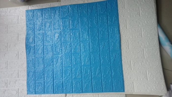 xốp dán tường xanh dương dày 4mm (70cm x 77cm) - 