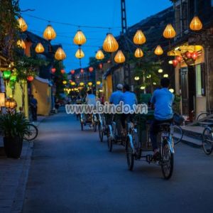 Tranh cảng đêm đường phố bận rộn ở Hội An, Việt Nam.