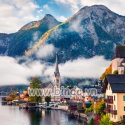 Tranh cảnh mùa thu của hồ Hallstatt.