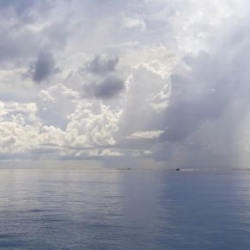 Thuyền giữa biển xanh (panorama)