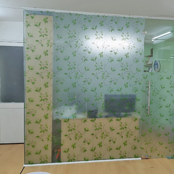 Decal dán tường Decal dán kính mờ hoa văn lá xanh nghệ thuật khổ rộng 0.9m x 1m
