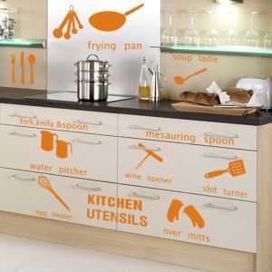 Decal dán tường Decal các dụng cụ làm bếp màu cam muỗng nĩa, ly